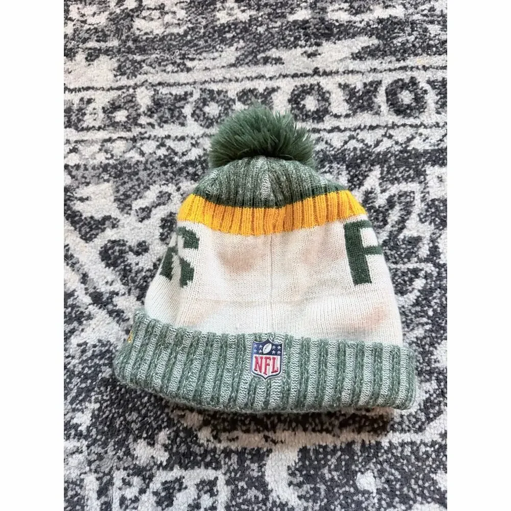 New Era Green Bay Packers knit beanie hat with a pom pom